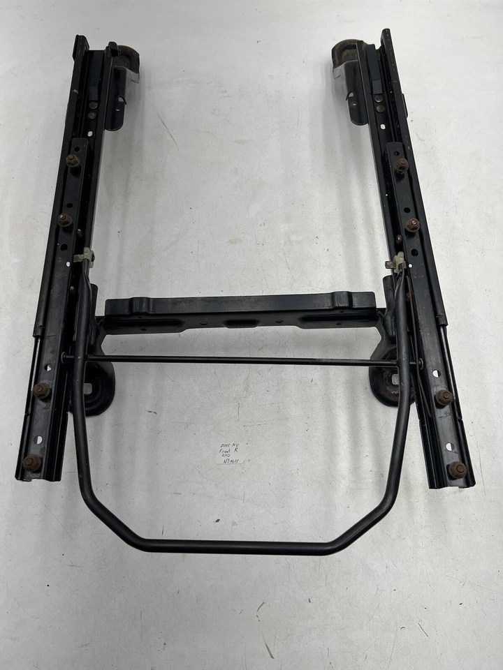 Cuadro asiento delantero derecho Nissan NV 2500 2012-2019 riel de oruga OEM. Foto 1 de 4
