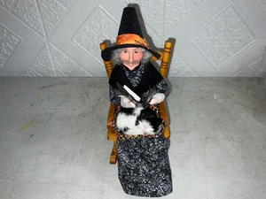 Byers Choice Carolers Halloween Hexe im Schaukelstuhl mit Katze und Zauberbuch  - Bild 1 von 16