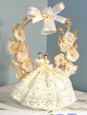 Campana de plástico pintada a mano 11" para adorno de pastel de boda de novia y novio de los años 60 Foto 1 de 4