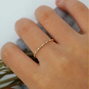 Banda de boda eterna de diamantes de corte redondo simulada de 0,20 quilates enchapada en oro amarillo 14 K - Imagen 1 de 5