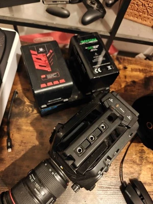 Caméra Blackmagic URSA 12k + batteries - Photo 1/4