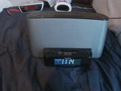 Sony Dream Machine Radio Reloj FM/AM ICF-CS10iP Altavoz Base iPhone iPod Foto 1 de 4