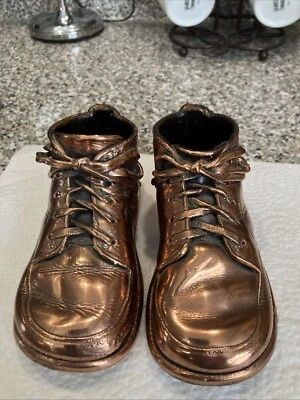 De colección Par de Zapatos de Bebé Pequeño BRONCEADO COBRE Forma Muy Rara Foto 1 de 4