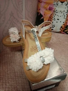 Kelsi Slight Wedge Nude Flower Sandal Size 7 - Picture 1 of 6