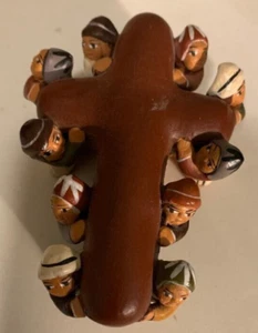 Estatuilla de colección de terracota peruana Perú arcilla roja 10 niños llevando cruz - Imagen 1 de 5