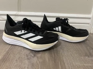 ADIDAS DAMEN ADIZERO BOSTON 11 LAUFSCHUH SCHWARZ WEISS DICKE SOHLE GRÖSSE 7,5 - Bild 1 von 8