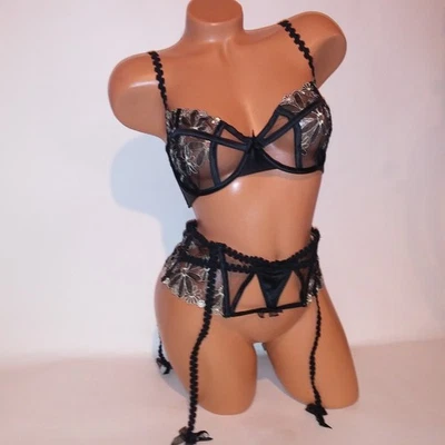 Sujetador For Love and Lemons 32DD mediano sin forro negro blanco bordado encaje floral Foto 1 de 4