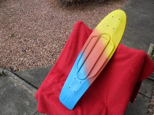 PENNY NICKEL AUSTRAILIA TABLA DE SKATE EN TYE TYE 27 X 7,5 PULGADAS - Imagen 1 de 7