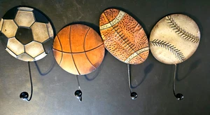 Percha de ropa deportiva béisbol fútbol baloncesto fútbol 24" de largo con ganchos de pared - Imagen 1 de 9
