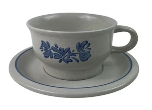 Pfaltzgraff Yorktowne Tasse und Untertasse flacher Boden weiß mit blauem Blumenmuster - Bild 1 von 10