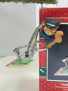 De Colección Adorno de Navidad Enesco HACIENDO PISTAS A SANTA 1992 Boleto Agujero Punzón - Imagen 1 de 16