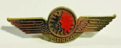 De colección Raro National Airlines Sun King Plástico Solapa Pin Piloto Azafata Foto 1 de 3