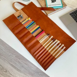 Leder Bleistift Etui Bleistift Rolle Etui für Pinsel Künstlerzubehör Mit Gravur - Picture 1 of 9