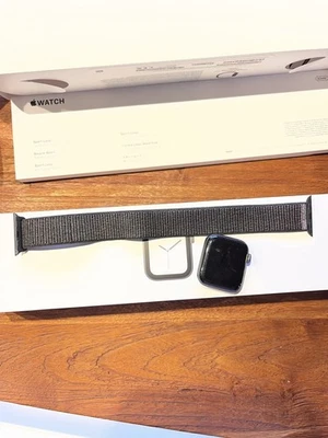 Apple Watch Series 4 40mm Aluminium Case Soace Gray Mit Black Sport Loop Geb. - Bild 1 von 4