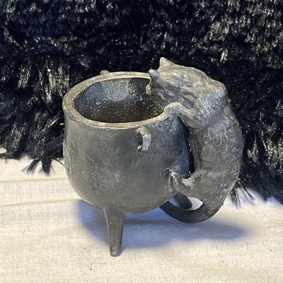 Art deco Cast Iron  Sculpture of a cat climbing on a cauldron - Image 1 of 4