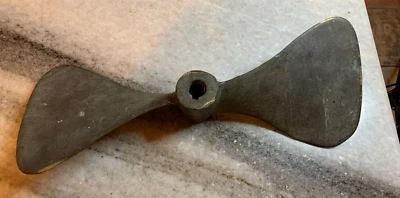 Старинный латунный/бронзовый лодочный винт с 2 лопастями 0,85 дюйма, вал с ключом, лопасти 8 дюймов x 7,25 дюйма - Изображение 1 из 4