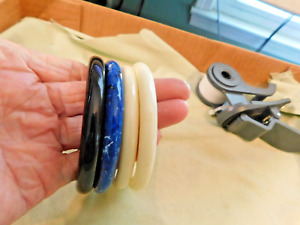 Lot vintage de 4 bracelets 2 blancs, noirs et bleus