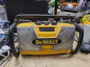 DEWALT DC 010 GB Heavy Duty Job Site AM/FM Radio - Picture 1 of 14