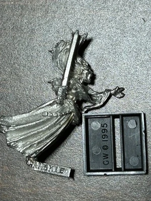 Warhammer CLASSIC METAL Banshee with Sword Vampire Counts Undead Ghost Woman OOP - Image 1 of 3