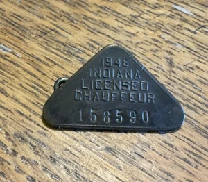 VINTAGE 1946 INDIANA LICENSED CHAUFFEUR METAL BADGE PINBACK - Picture 1 of 3