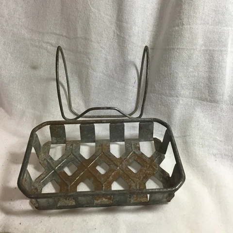 VINTAGE METAL SOAP HOLDER 5" X 3 1/2” FOR SOAP HAS METAL Hangloop for the tub Cover