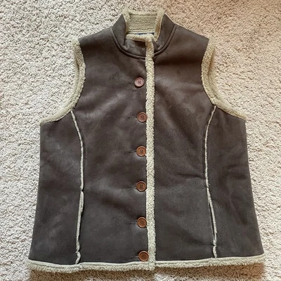 Chaleco Boden imitación gamuza y sherpa talla grande forrado con botones marrón Foto 1 de 4
