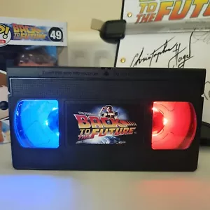 Lampada a nastro LED VHS Ritorno al Futuro regalo compleanno luce retrò personalizzata - Foto 1 di 1