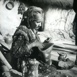 Algeria Woman decorating local pottery Old Photo 1950 - Picture 1 of 3