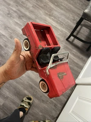 Camión de juguete rojo vintage con volante de metal y ruedas blancas Foto 1 de 2