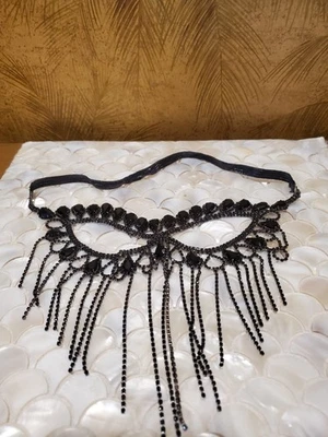 Máscara para os olhos de Halloween preta e prata com miçangas - Imagem 1 de 3