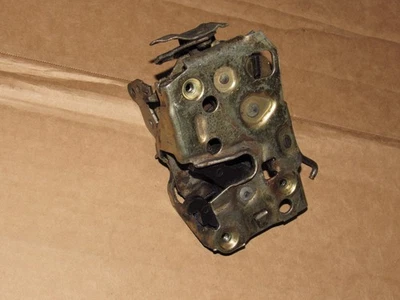 Оригинальная правая дверная защелка 82-87 Chevrolet Camaro - Изображение 1 из 2