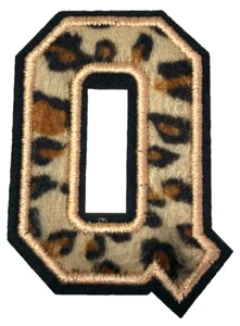 Aufnäher zum Aufnähen & Aufbügeln bestickt Kleidung Hüte Jacken Mantel Namen Buchstaben Q A496 - Bild 1 von 3