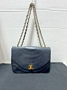 Bolso de Hombro CHANEL Vintage Media Luna Solapa Única Acolchado Piel de Cordero Cuero Negro - Imagen 1 de 23