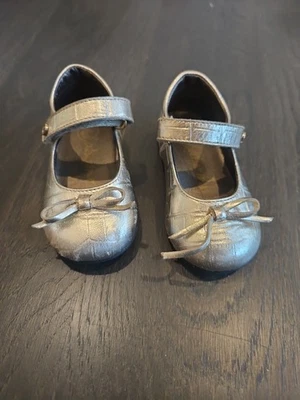 Bailarina plana Naturino dorada. Suela antideslizante, BEBÉ. Talla 20 / Se adapta a 12-18 Foto 1 de 4