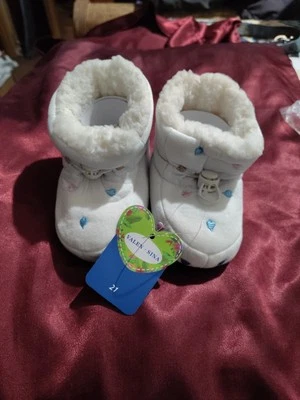 ¡NUEVO! BOTAS DE BEBÉ VALEN SINA CÁLIDAS INVIERNO POLAR CON TENSORES BLANCAS Color Corazones ❤ Foto 1 de 4