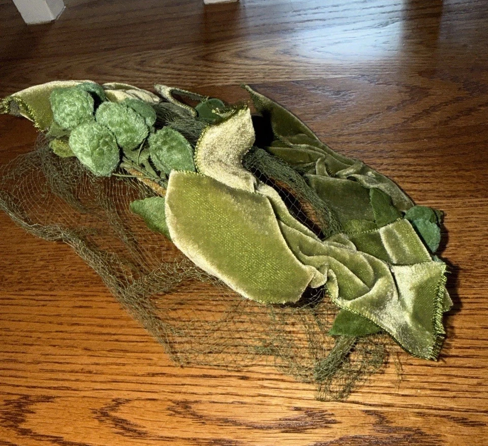 Chapéu fascinador vintage década de 1940 verde oliva veludo com véu de rede e acabamento de folha - Imagem 1 de 4