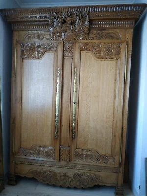 Armoire Normande 2 portes avec corniche décorative et tiroir en chêne clair - Photo 1/4