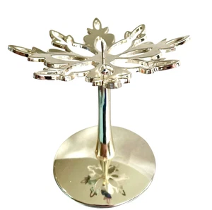 Candelabro de pilar plateado copo de nieve de metal Roth+Allen 4,5” de alto 5” de ancho - Imagen 1 de 10