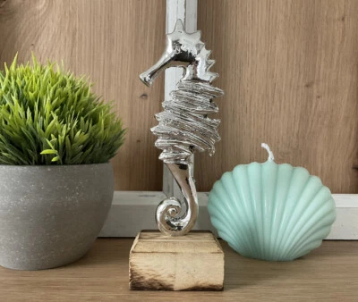 Deko Aufsteller Seepferdchen auf Sockel Alu & Holz Meer Maritim Strand Sommer - Bild 1 von 3