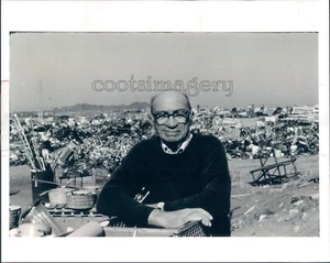 1988 Press Photo Bill Finger & Berry Street Mall Salvage Yard Sacramento - Picture 1 of 2