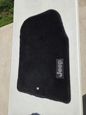 2011-2021 JEEP GRAND CHEROKEE CARPET FLOOR MAT Front Right Passneger 原始设备制造商 1 件 — 第 1/4 张图片