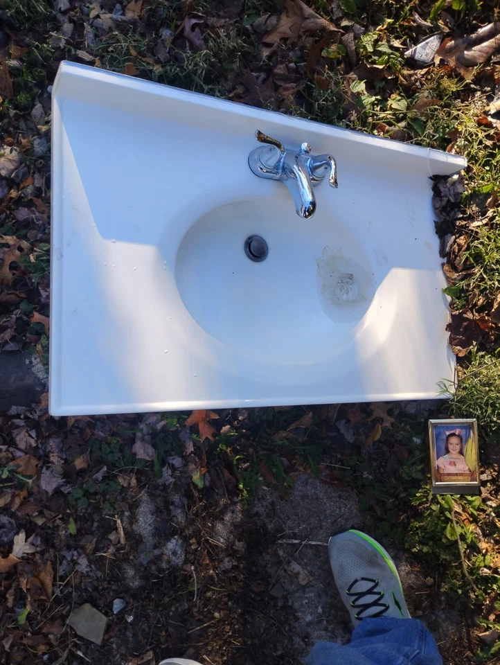 It's A White Frek Top. No hay grietas y funciona bien solo baño remodelado Foto 1 de 1