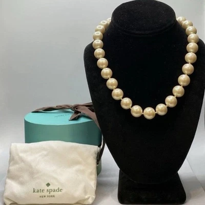 Collar de perlas sintéticas todo envuelto de diseñador Kate Spade con caja Foto 1 de 4