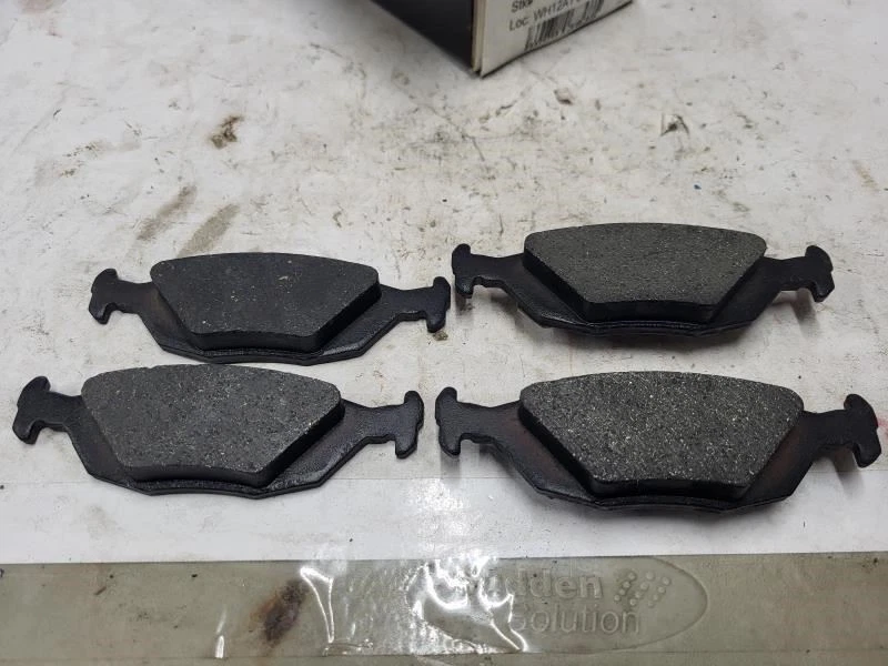 Pastilhas de freio traseiras semi-metálicas premium para modelos Saab 900 e 9000 1986-1998 - Imagem 1 de 3