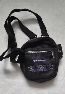 Bolso Bandolera Ariana Grande Sweetener-Negro-Concierto-Tour-Exclusivo de Primark-Lírico - Imagen 1 de 5