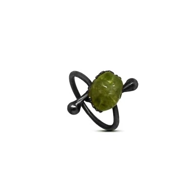 Anillo de moda apilable hecho a mano con piedras preciosas de peridoto verde crudo natural Foto 1 de 4