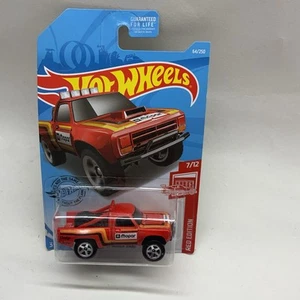 Camión Dodge D100 Target exclusivo Hot Wheels Red Edition'87 Baha Mopar rojo - Imagen 1 de 5