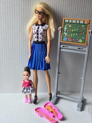 Barbie Serie Carrera Profesora de Música Muñeca Rubia y Muñeca Pequeña #10432 - 2018  Foto 1 de 4