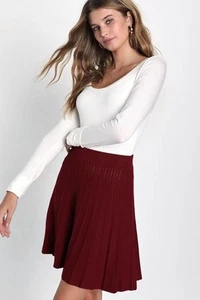 Lulus Chic Vision Burgunder Plissee Pullover Mini Skater Rock in Burgund Größe L  - Bild 1 von 6