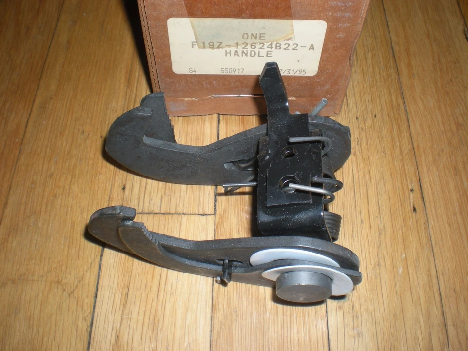NOS 1991 92 93 94 FORD AEROSTAR ASIENTO TRASERO PESTILLO MANIJA DERECHA F19Z Foto 1 de 1